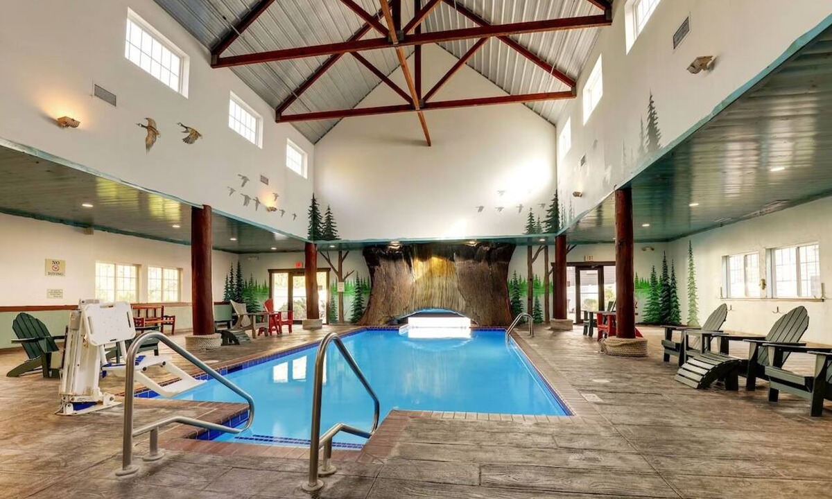 Johnston Hotel | Stoney Creek Hotel Stay w/whirlpool + Gym Onsite | 0.3 mi to Back Roads Lounge