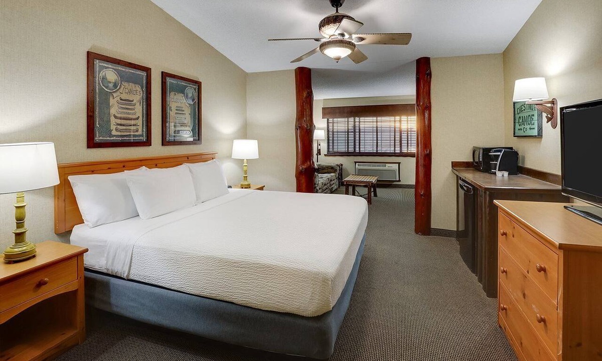 Moline Hotel | Stoney Creek Moline | 1 King Bed | 4.5 mi to Putnam Museum and Science Center