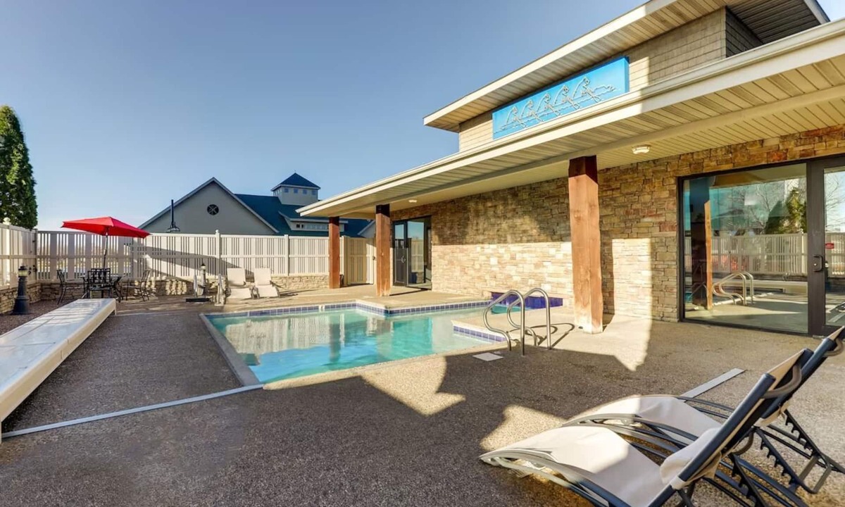 Moline Hotel | Stoney Creek Stay | 2 Suites | 0.8 mi to TaxSlayer Center