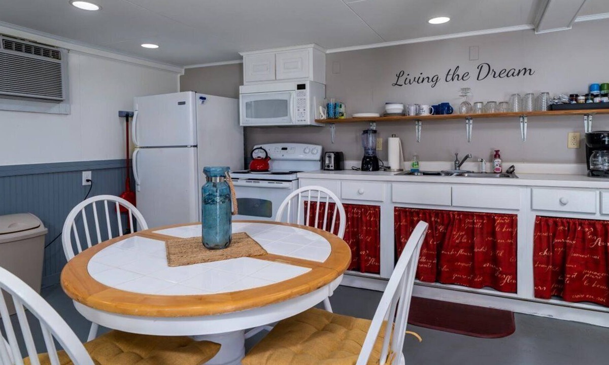 Edisto Island Apartment | Studio Apartment with Private Entrance One Block to Beach Access