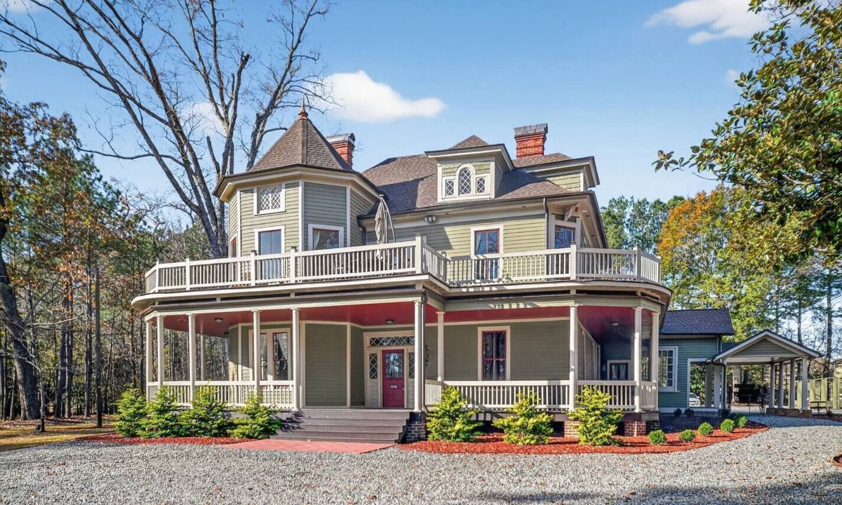 Fuquay-Varina House | Stunning 1890s Victorian · 7BR/4BA · Sleeps 14