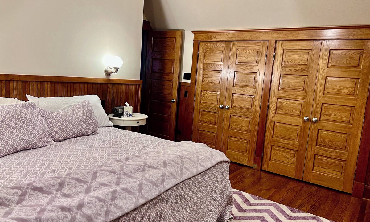 Evanston Apartment | Stunning Coach House in Evanston, near Lake and Northwestern University