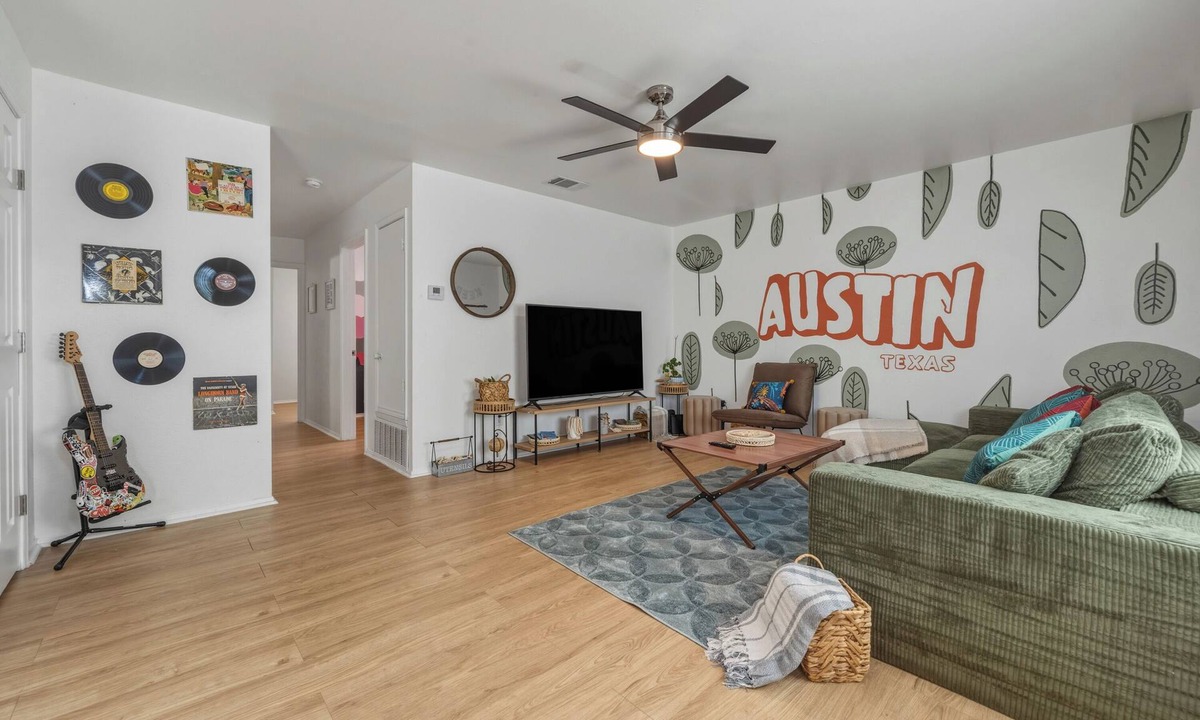 Round Rock House | Stunning cozy home with huge backyard