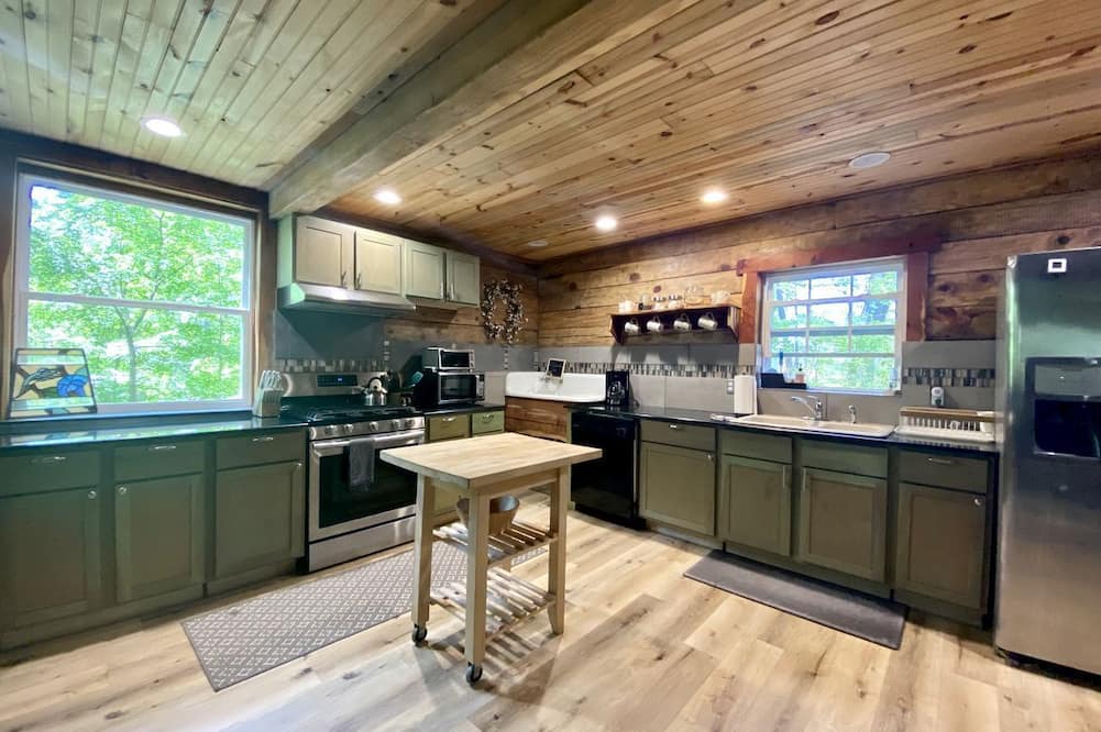 Boles Cabin | Stunning Group Cabin with Beautiful Surroundings and Hiking Trails in Arkansas