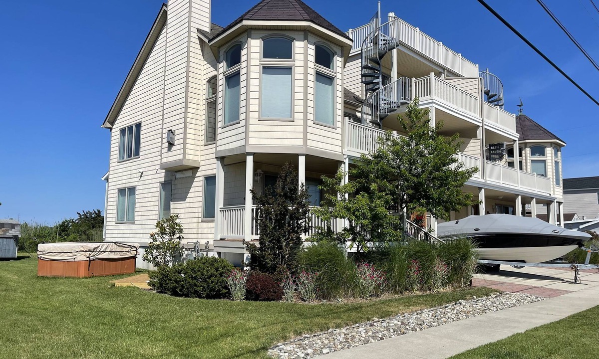 Shawcrest House | Stunning home in Wildwood, central to everything w/bay views and roof top deck