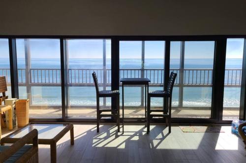 North Wildwood House | Stunning Ocean-Front Penthouse 1800sf 3BR 2BA 7Bed at Regency Tower
