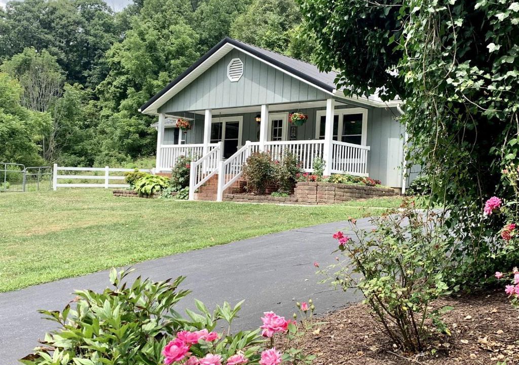Sugar Grove House | Stunning Secluded Cottage with Hot-tub in Breech House, North Carolina