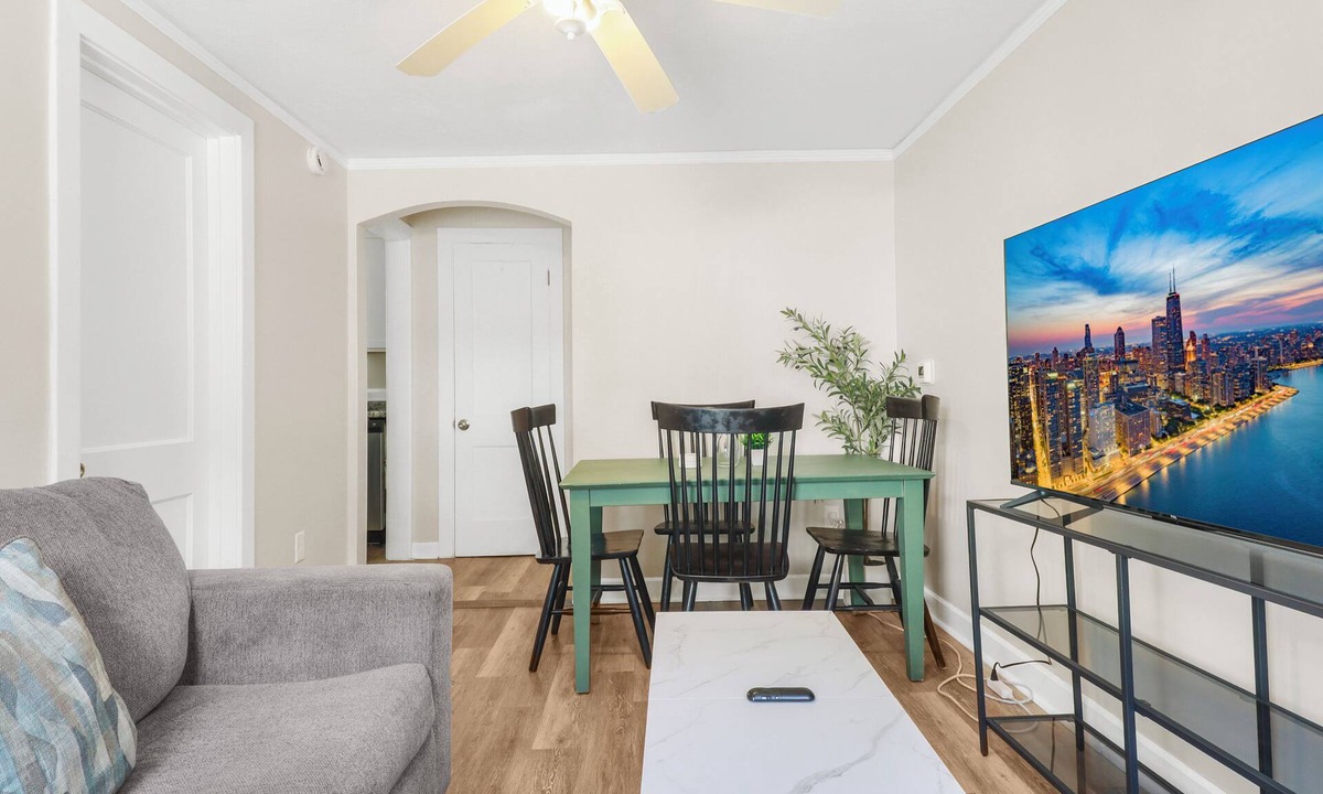 Highwood Apartment | Stylish 1 Bedroom Apartment in Downtown Highood, Walk to Train station!