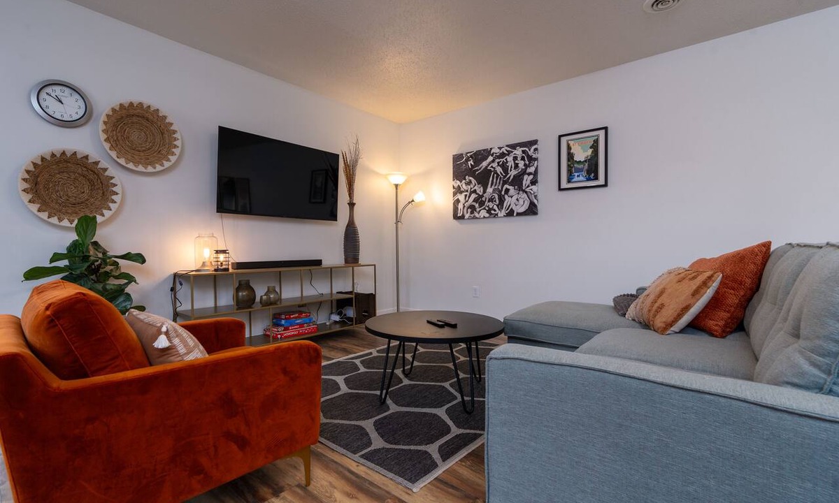 Somerset Apartment | Stylish 2BR Retreat in Downtown Somerset Sleeps 6 + Parking
