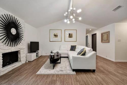 McNeil House | Stylish 3BR Near The Domain - Modern Austin Stay
