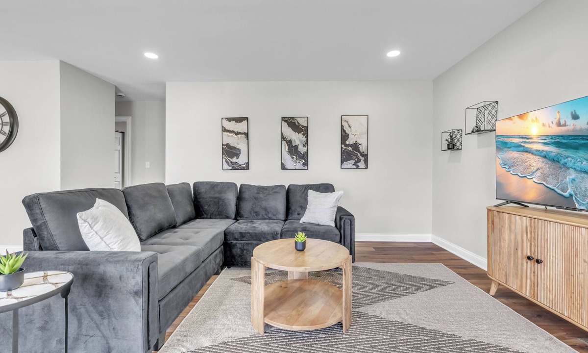 Streamwood House | Stylish 3BR Near Woodfield Mall and Parks