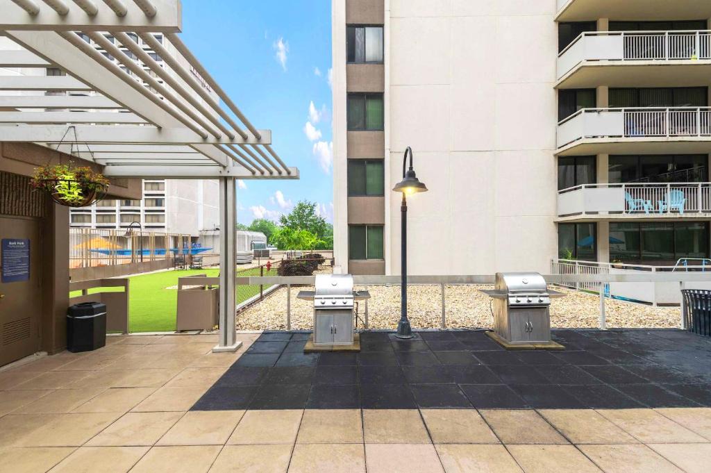 Crystal City Apartment | Stylish Apartment Near to Airport and Metro!