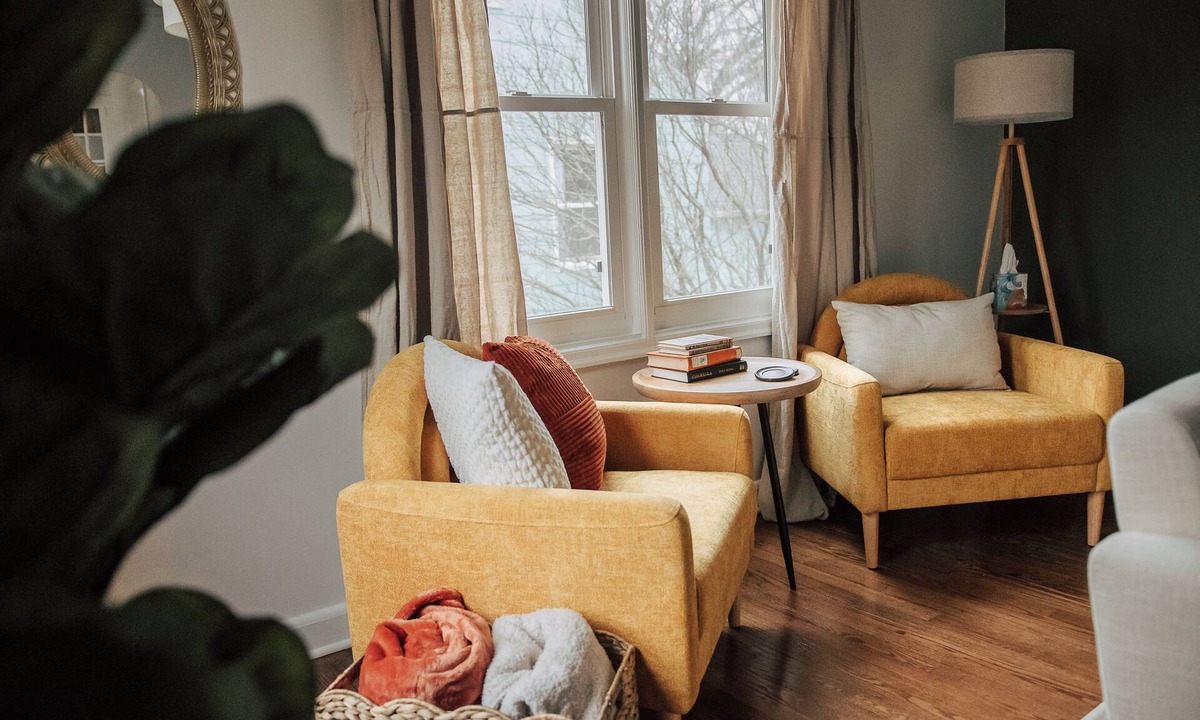 Beaverdale House | Stylish Beaverdale 2 Bedroom - King and Queen Beds - 2 Car Garage - Fast Wi-Fi
