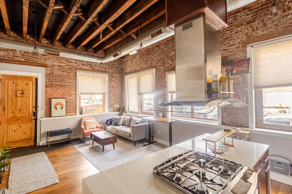 Union City Apartment | Stylish SOHO-Inspired Loft, 15 Min to NYC Times Square