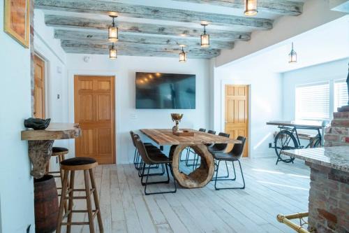 Dundee-Happy Hollow Historic District House | Stylish Stay Near CWS, Zoo & Downtown Fun