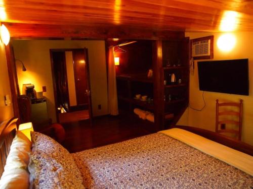Stanardsville Apartment | Suite Pea at White Lotus Eco Spa Retreat