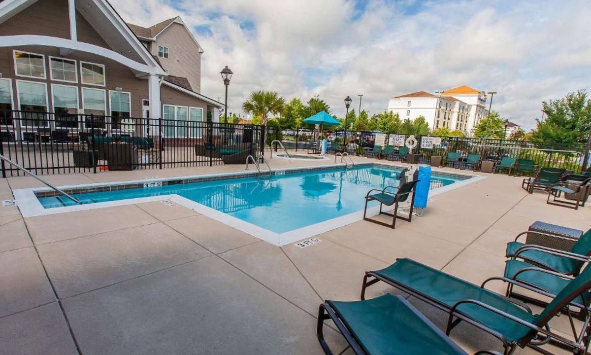 Florence Hotel | Suite w/Kitchen + Free Parking & Outdoor Pool