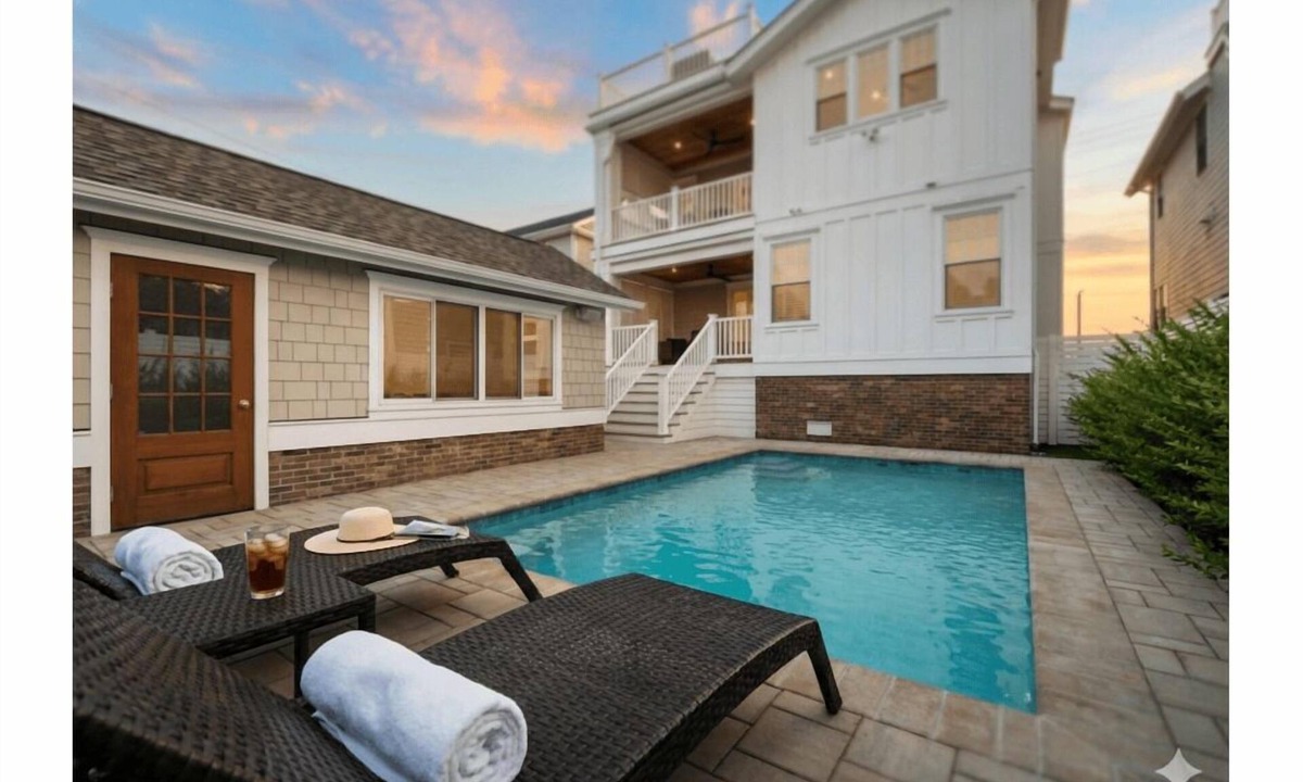 North End House | Summer House - Luxury 5BR w/Heated Pool Near Beach