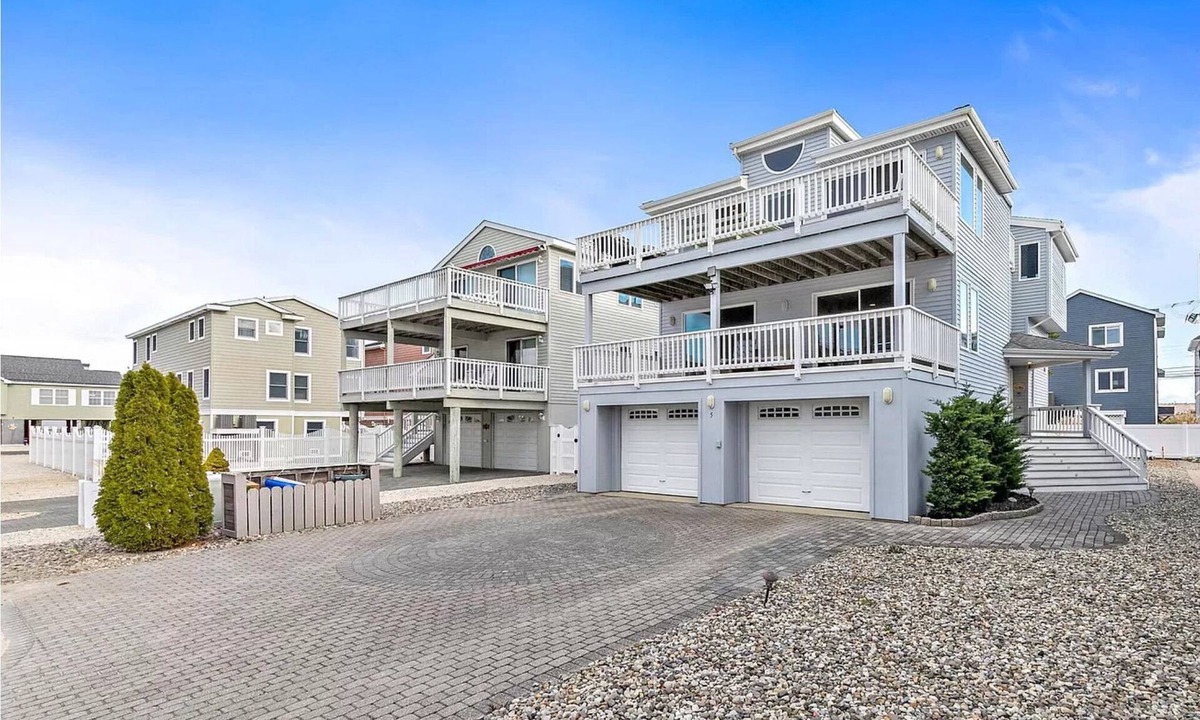 Holgate House | SUMMER PEAK WEEKS AVAILABLE Oceanside 4 Bdm Steps Off Beach, Sleeps 15
