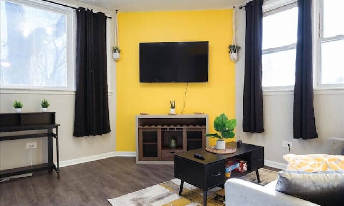 Brighton Park Apartment | Sunflower Apt 10 Min from Downtown Chicago - Sleeps up to 6