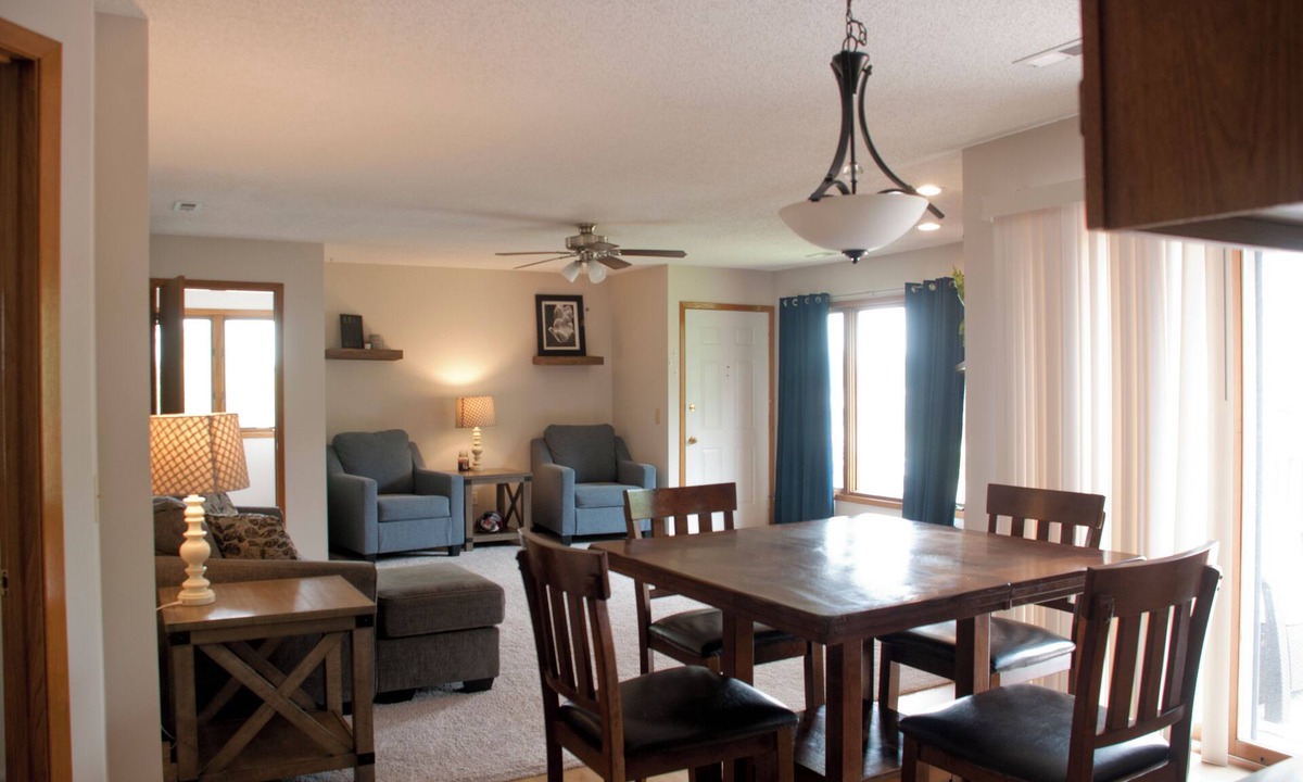 Urbandale Condo | Sunny condo in Urbandale. Quiet neighborhood, plenty of space and relaxing deck!