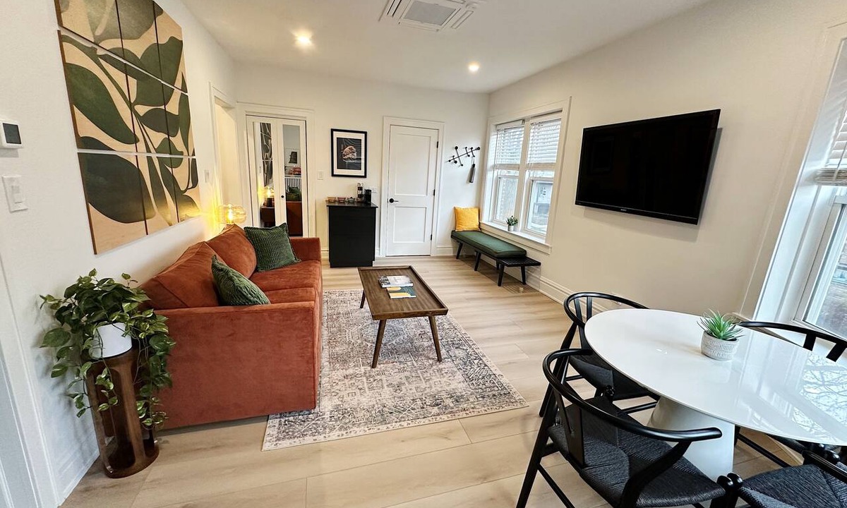 Evanston Apartment | Sunny Work From Home Apt: Near Northwestern-Chicago-Beaches-Loyola