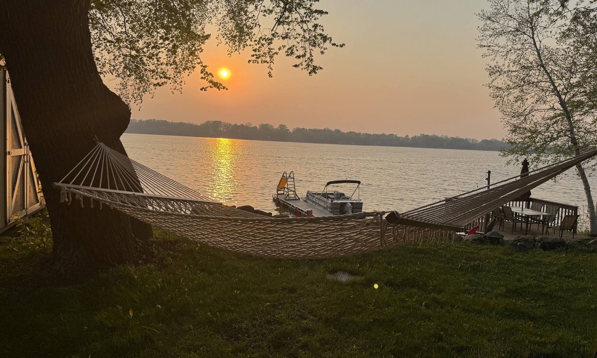 Dassel Cabin | Sunset Cabin 4-bedroom cabin in adorable Dassel perfect for relaxing getaways