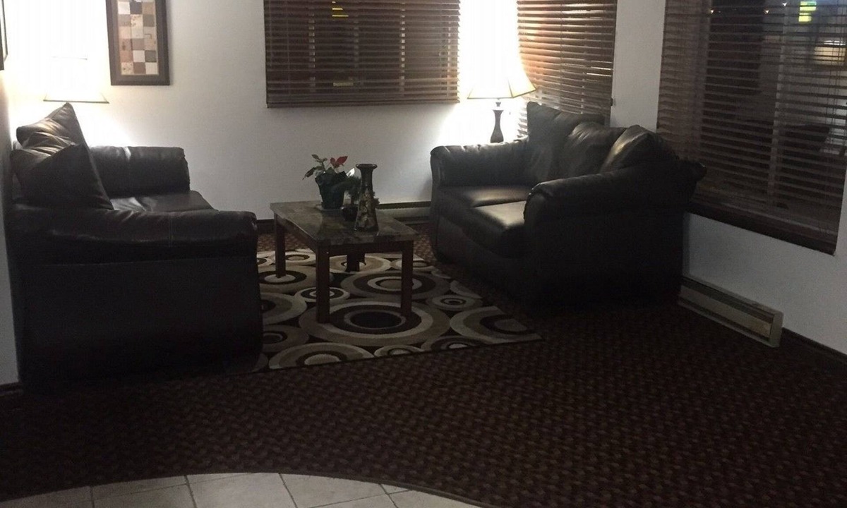 Highlands Hotel | Sunset Inn & Suites - Lincoln Airport