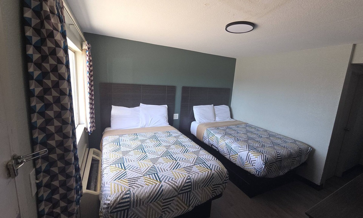 Joplin Hotel | Super 7 INN