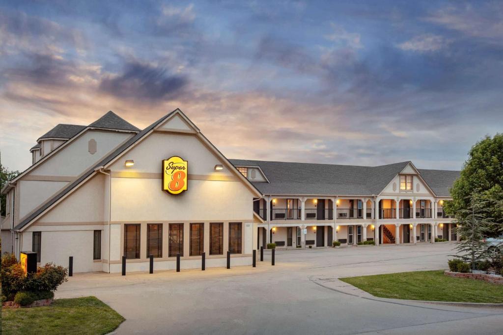 Moore Hotel | Super 8 by Wyndham City of Moore