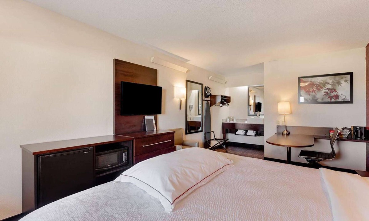 Deerfield Hotel | Super 8 by Wyndham Deerfield/Northbrook