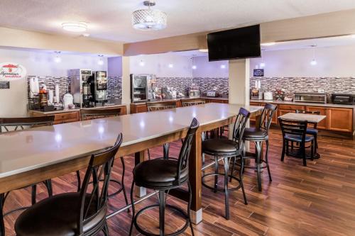 Coralville Hotel | Super 8 by Wyndham Iowa City/Coralville