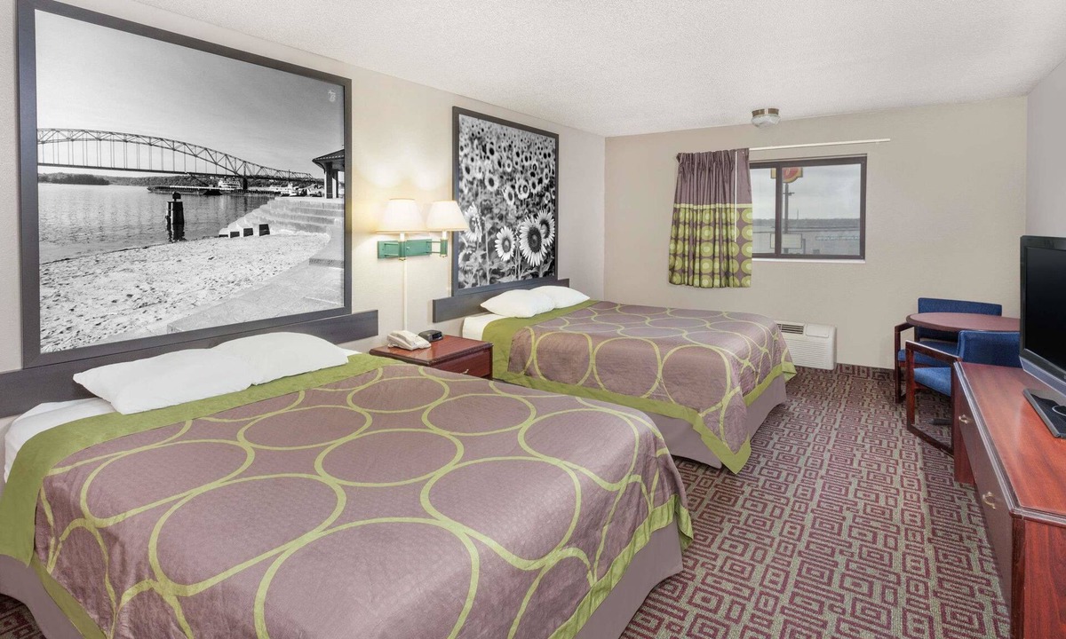Muscatine Hotel | Super 8 by Wyndham Muscatine