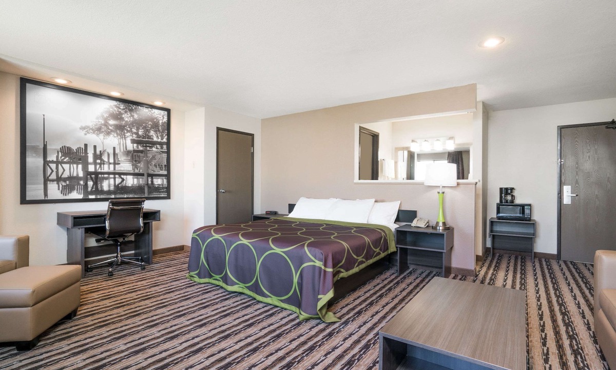 Spirit Lake Hotel | Super 8 by Wyndham Spirit Lake/Okoboji