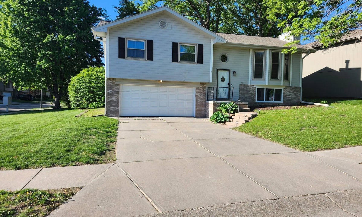 West Omaha House | Superb 3-bedroom home with Central AC and Heat in friendly Omaha neighborhood