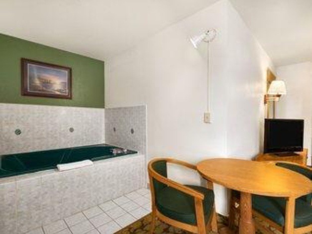 Bettendorf Hotel | SureStay Plus Hotel by Best Western Bettendorf