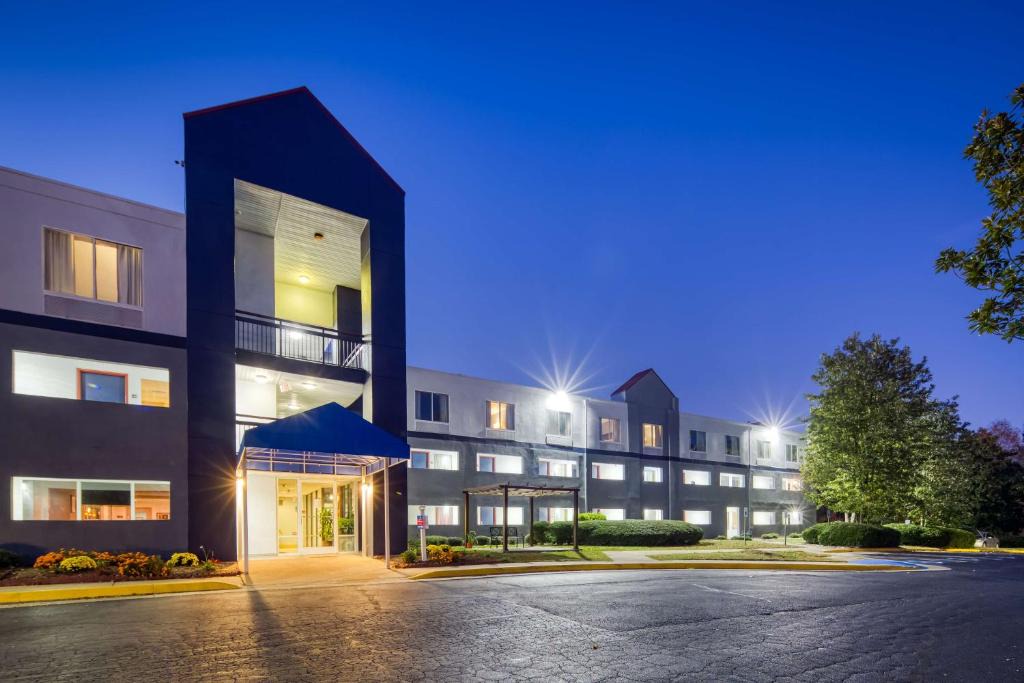 Durham Hotel | SureStay Plus Hotel by Best Western Durham Medical Center