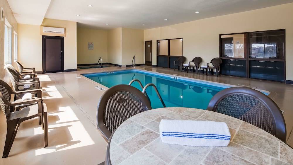 Blue Springs Hotel | SureStay Plus Hotel by Best Western Blue Springs
