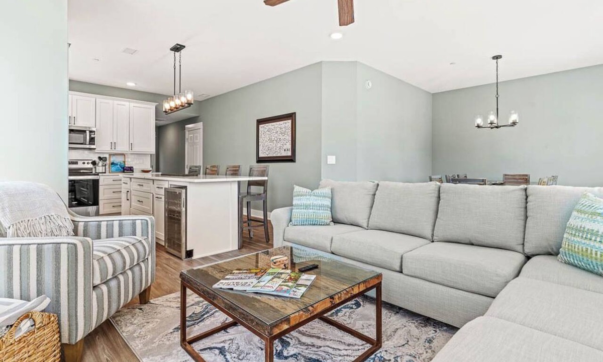 Corolla Light Condo | Swell | Walk to the Beach | Hot Tub, Dog Friendly, and Community Pool