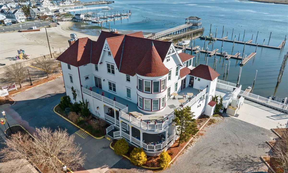 Old Town House | TAVERN ON THE BAY HOTEL - Bugsy Siegel Suite