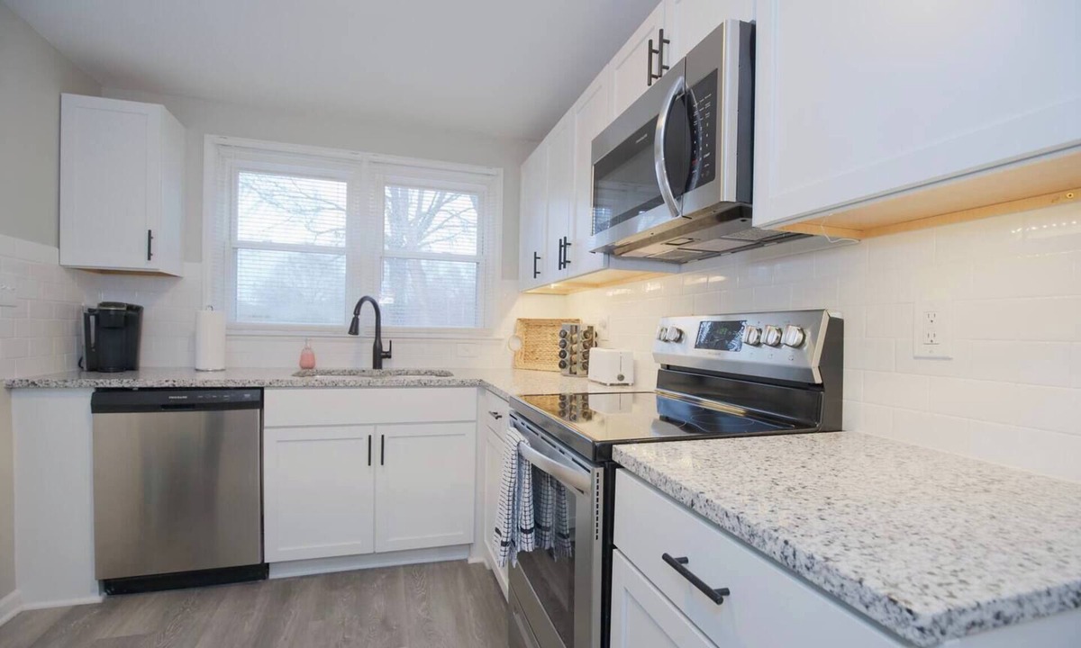Overland Park Apartment | Ten blocks from Old Downtown Overland Park, KS