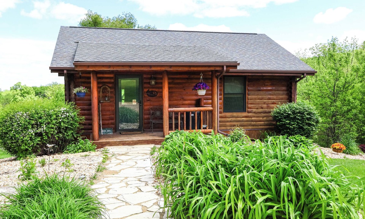 Dubuque Cabin | The Aster Cabin. 10 Minutes from Downtown Dubuque. Lorelei Cabin Collection