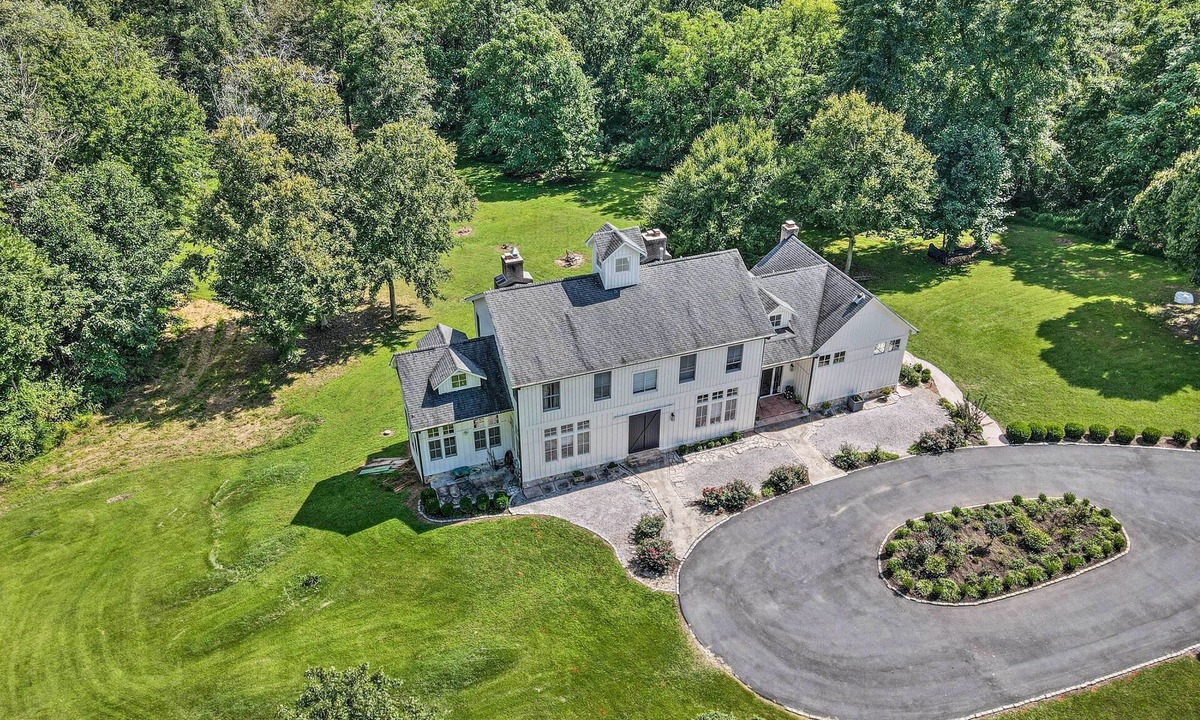 Beallsville House | the barn a french farm house for executive, Golfer, vacation .