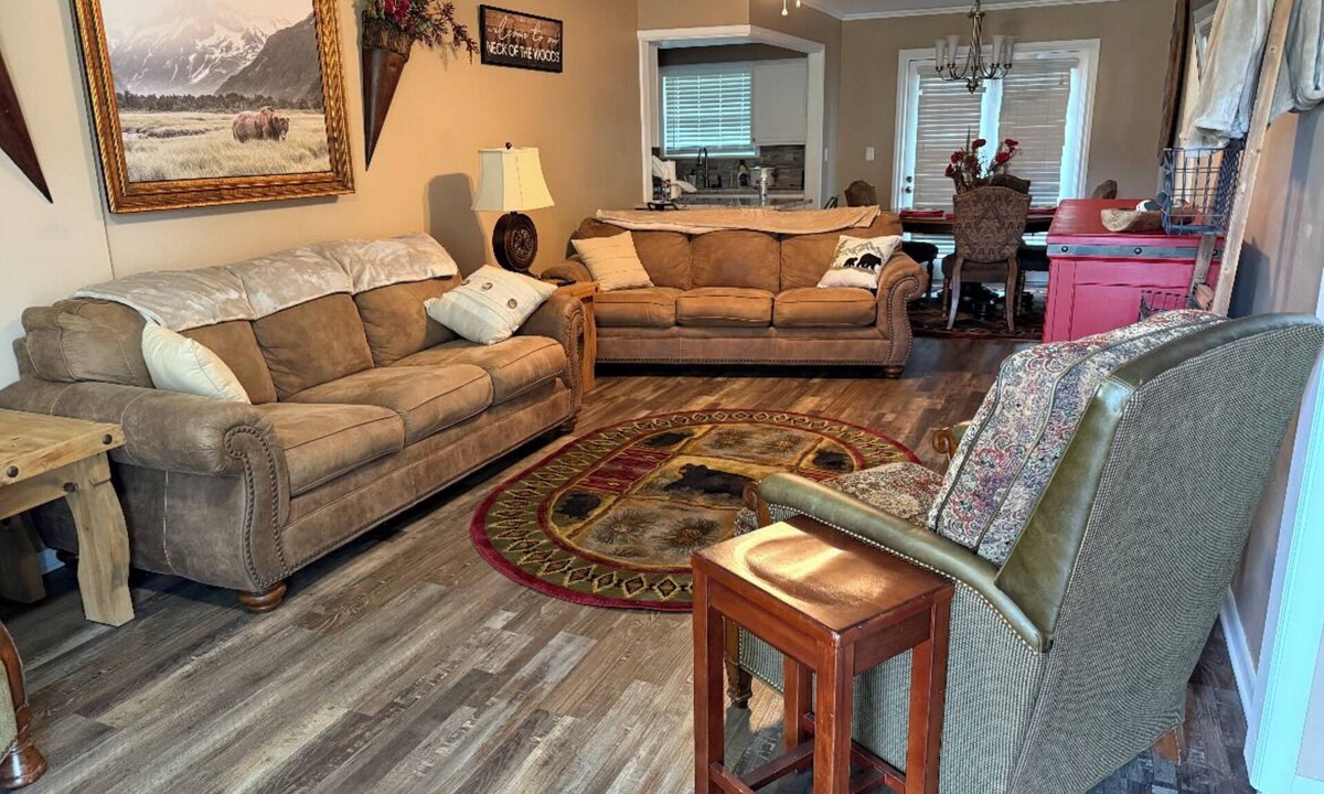 Shawnee House | The Bears Den: In ground storm shelter, Beautiful,comfy,cozy 3 bed 2 bath house