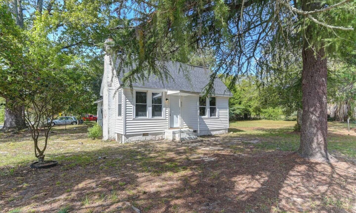 West Columbia House | The Benjamin Button House - 3 queen beds