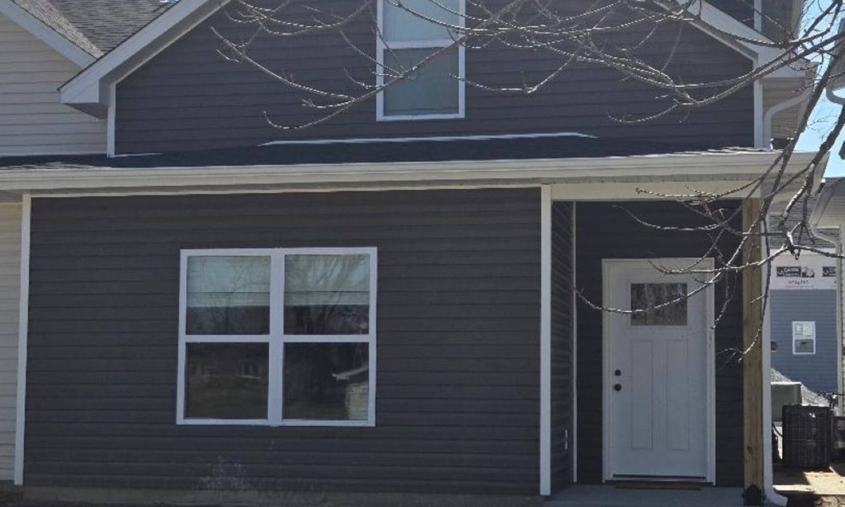 Hallsville House | The Benjamin House, Quality and Comfortable Townhouse with small town feel