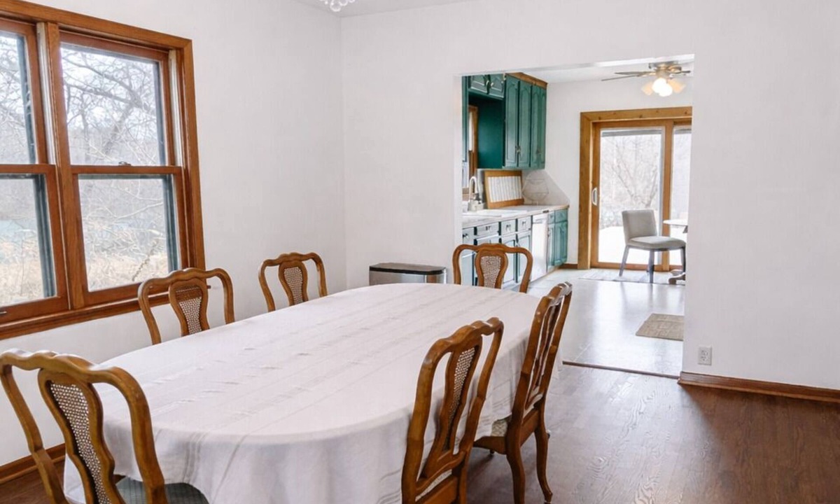 Mendota Heights House | The Bird Nest. Calm, Comfortable Stay Close to Everything.