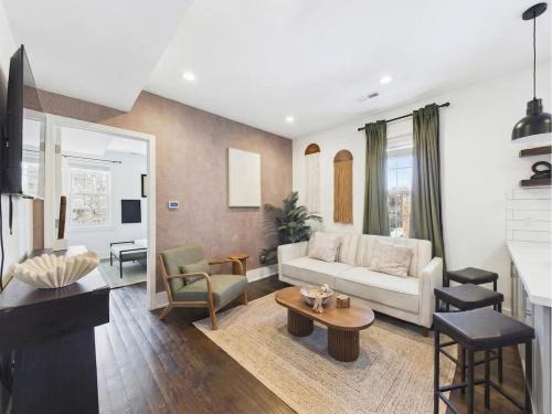 West Town Apartment | The Boho House Two Private Suites Parking