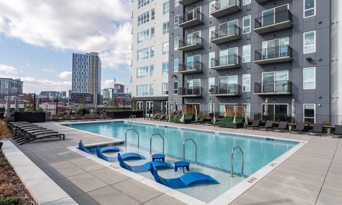 Sobro Apartment | The Brown Luxe - Free Parking Pool Walk to Broadway