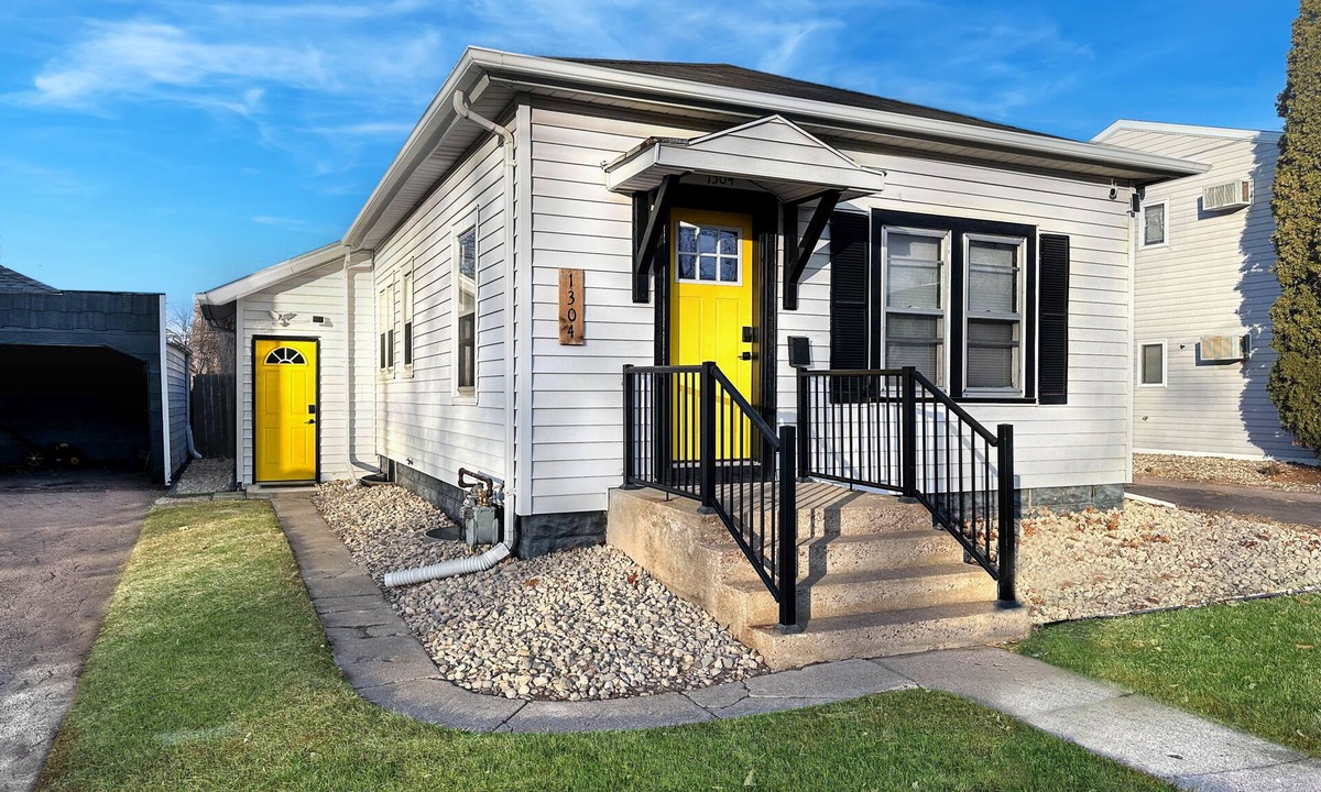Sioux Falls House | The Bunga Glow: Modern, Cozy & Bright Near Downtown